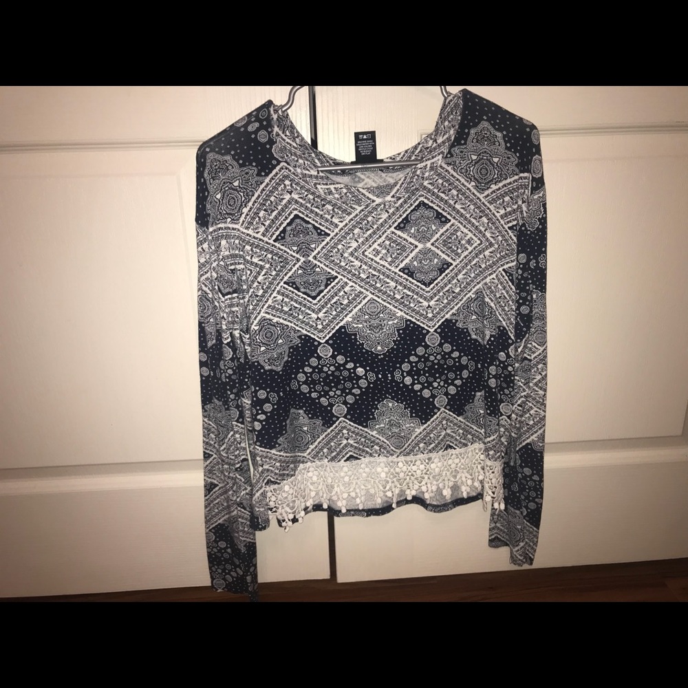 Rue21 blue and white printed long sleeved crop top